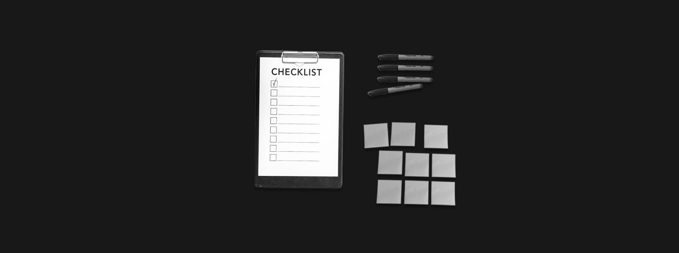 clipboard with checklist, post-it notes and sharpies for B2B content marketing strategy