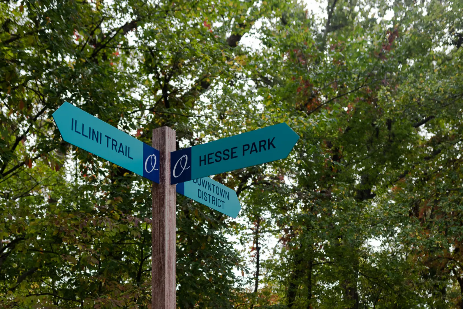 O'Fallon wayfinding signpost pointing to the Illini Trail and Hesse Park